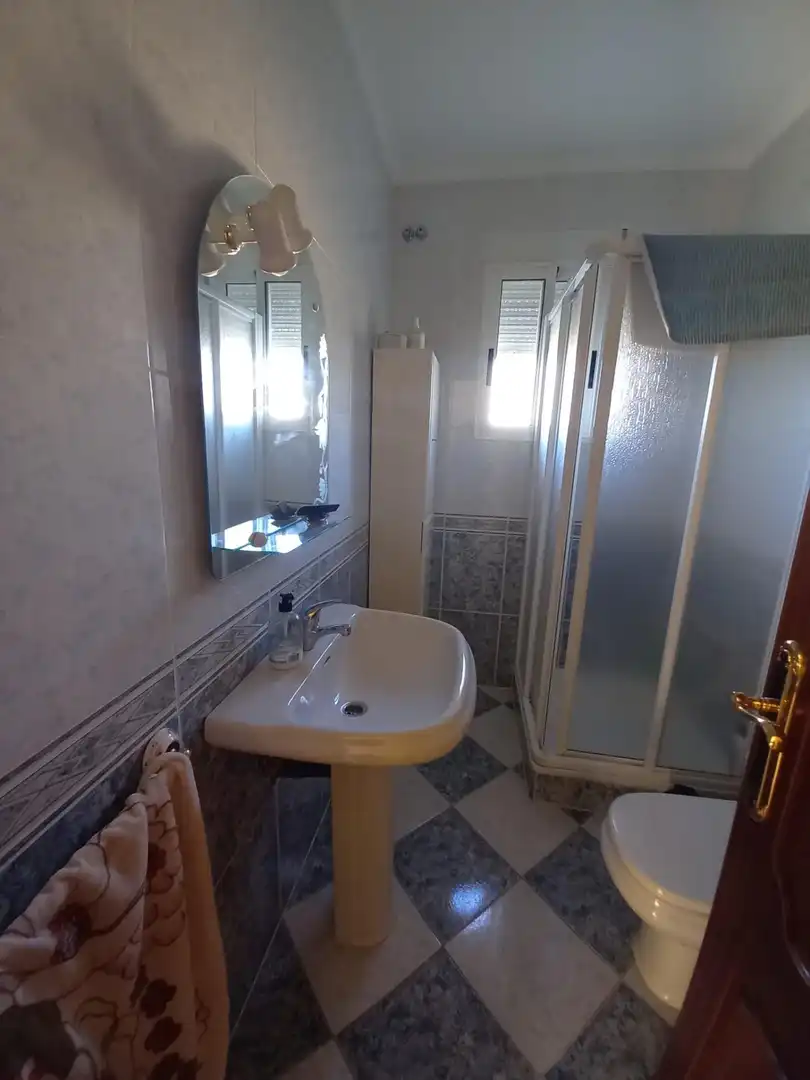 Bany de Casa o xalet en venda en Córdoba amb Jardí privat, Terrassa i Moblat