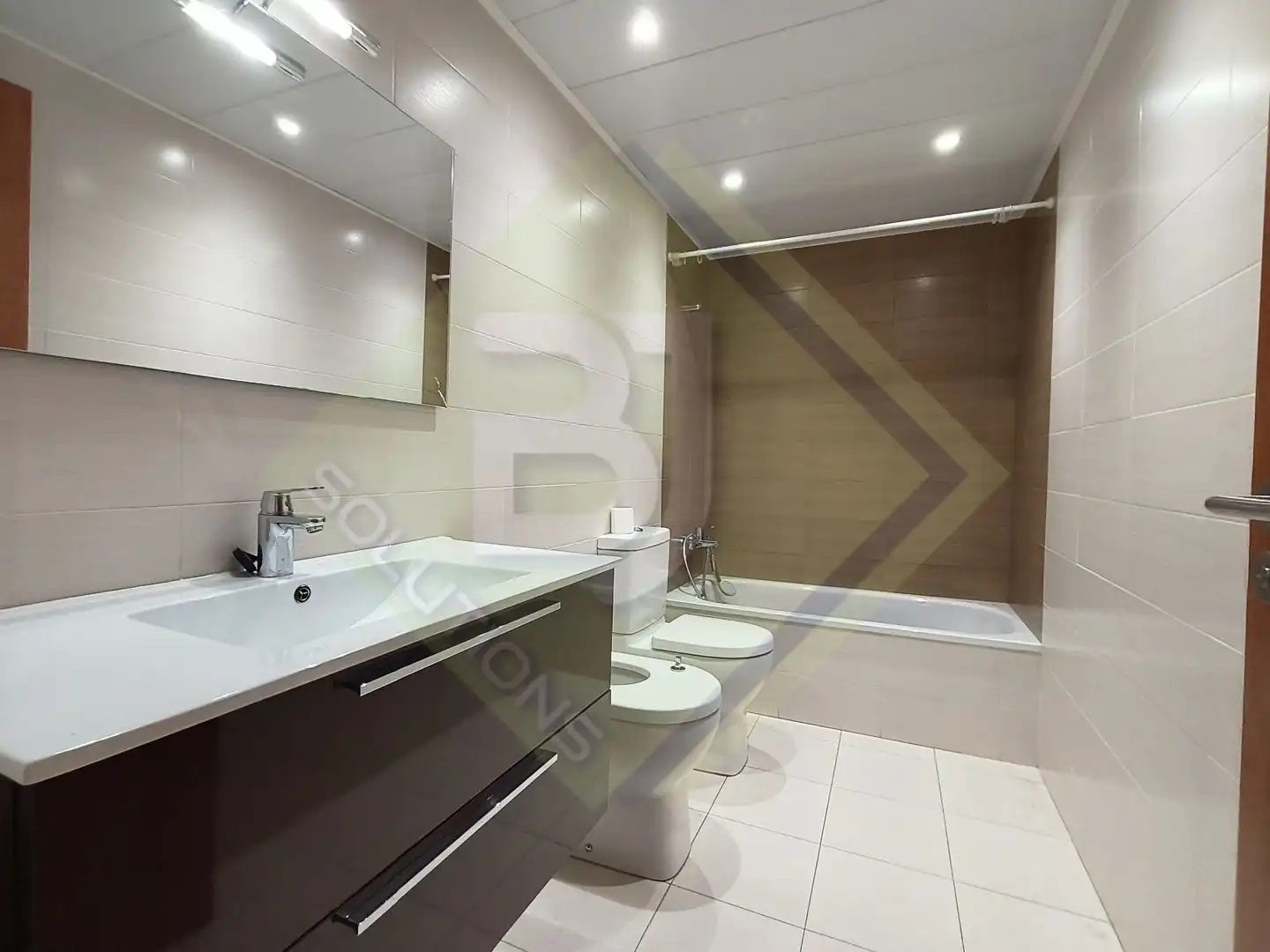 Baño de Piso de alquiler en Mataró con Aire acondicionado, Calefacción y Terraza