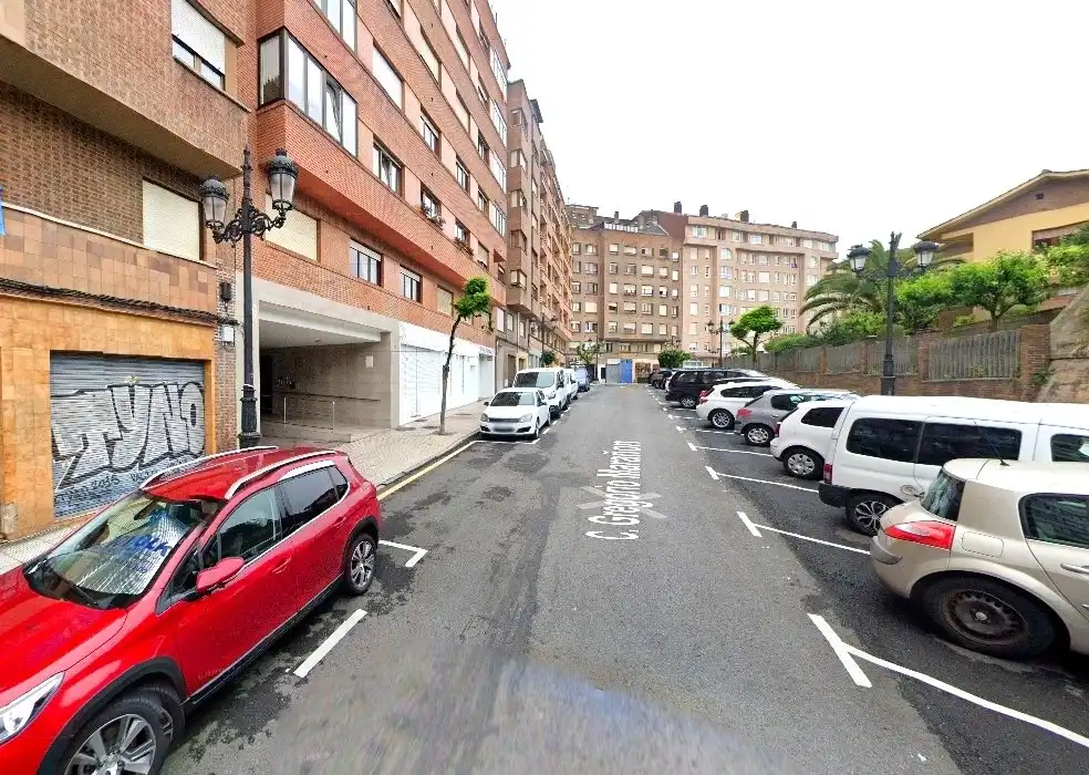 Außenansicht von Garage zum Verkauf in Oviedo 