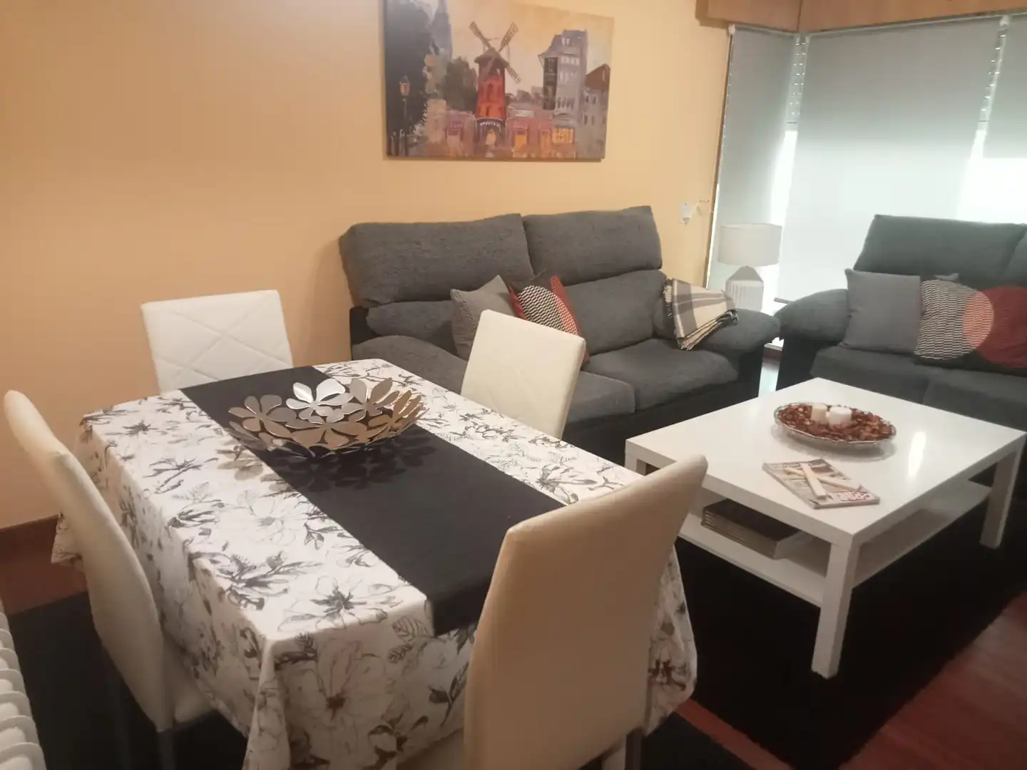 Living room of Flat for rent in Santiago de Compostela   with Heating, Parquet flooring and Terrace
