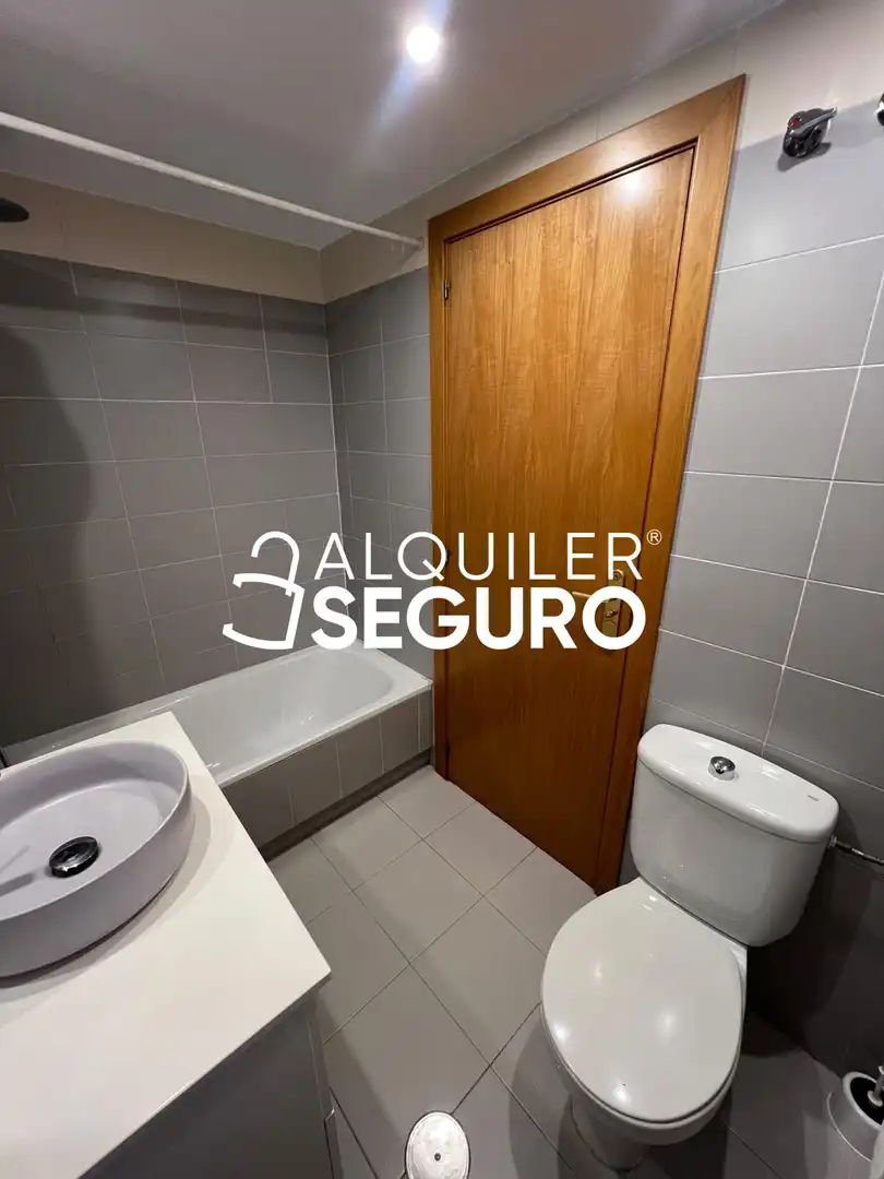 Bany de Pis de lloguer en Madrid amb Calefacció, Traster i Piscina