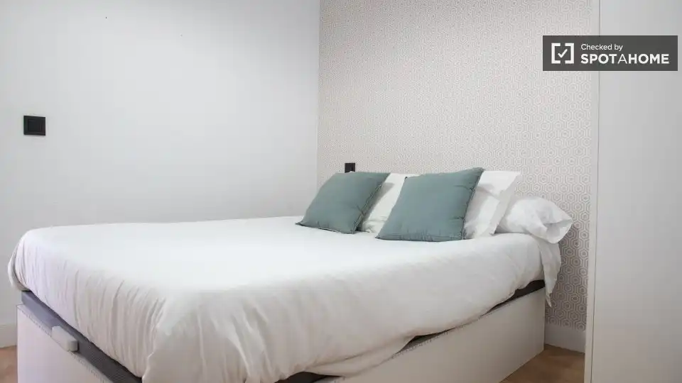 Bedroom of Flat for rent in Madrid  with Air Conditioner, Heating and Furnished