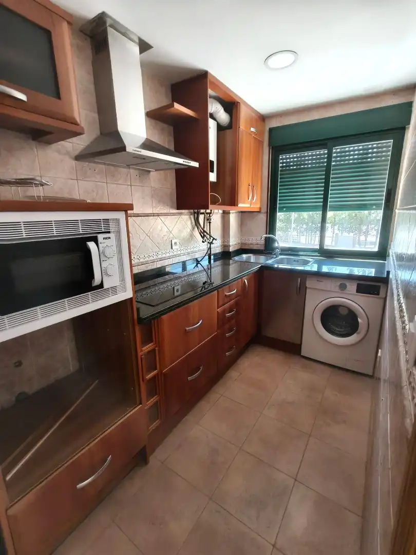 Cuina de Pis de lloguer en Granada amb Aire condicionat, Rentadora i Microones