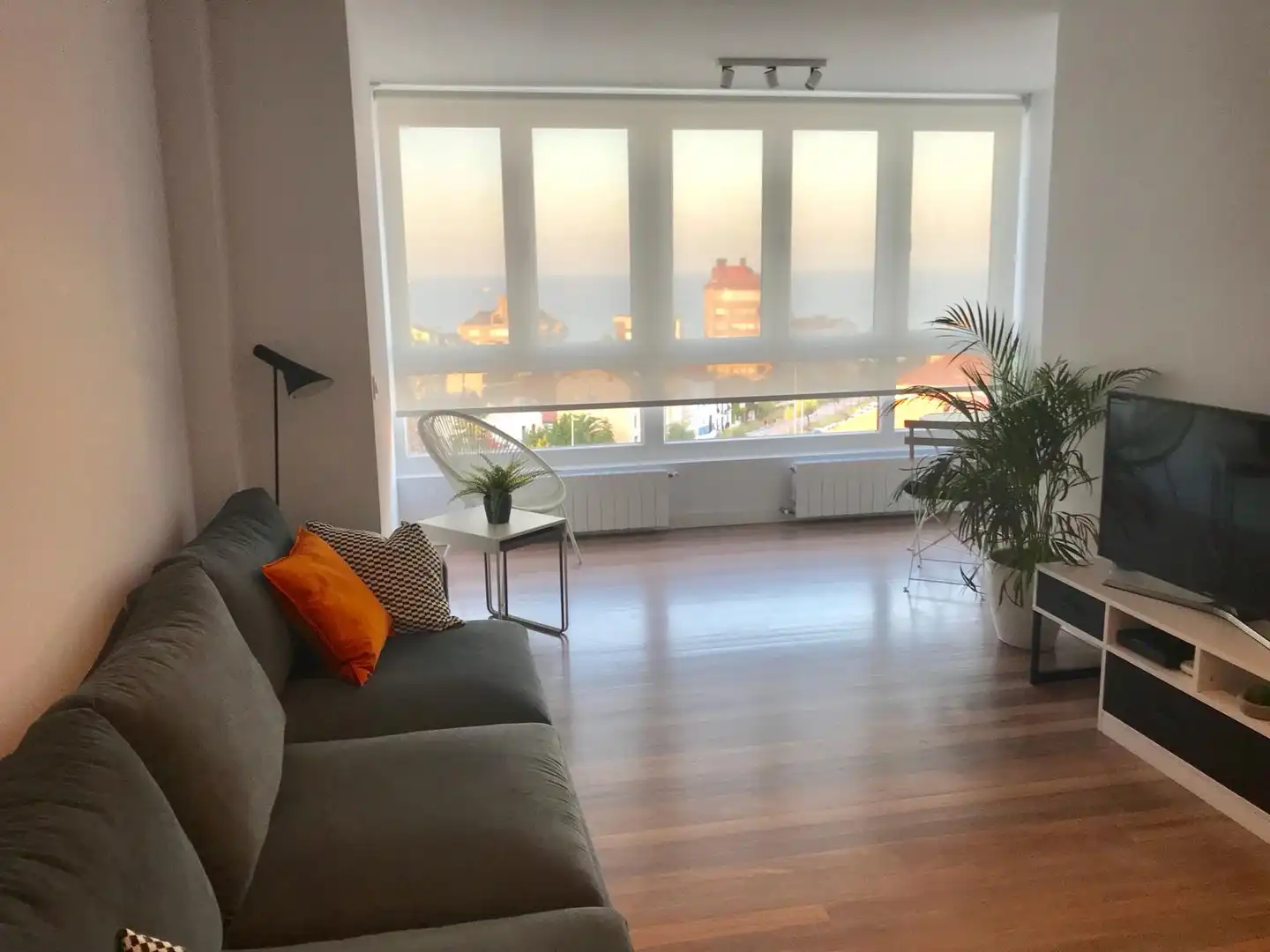 Wohnzimmer von Wohnung zur Miete in Santander mit Heizung und Privatgarten