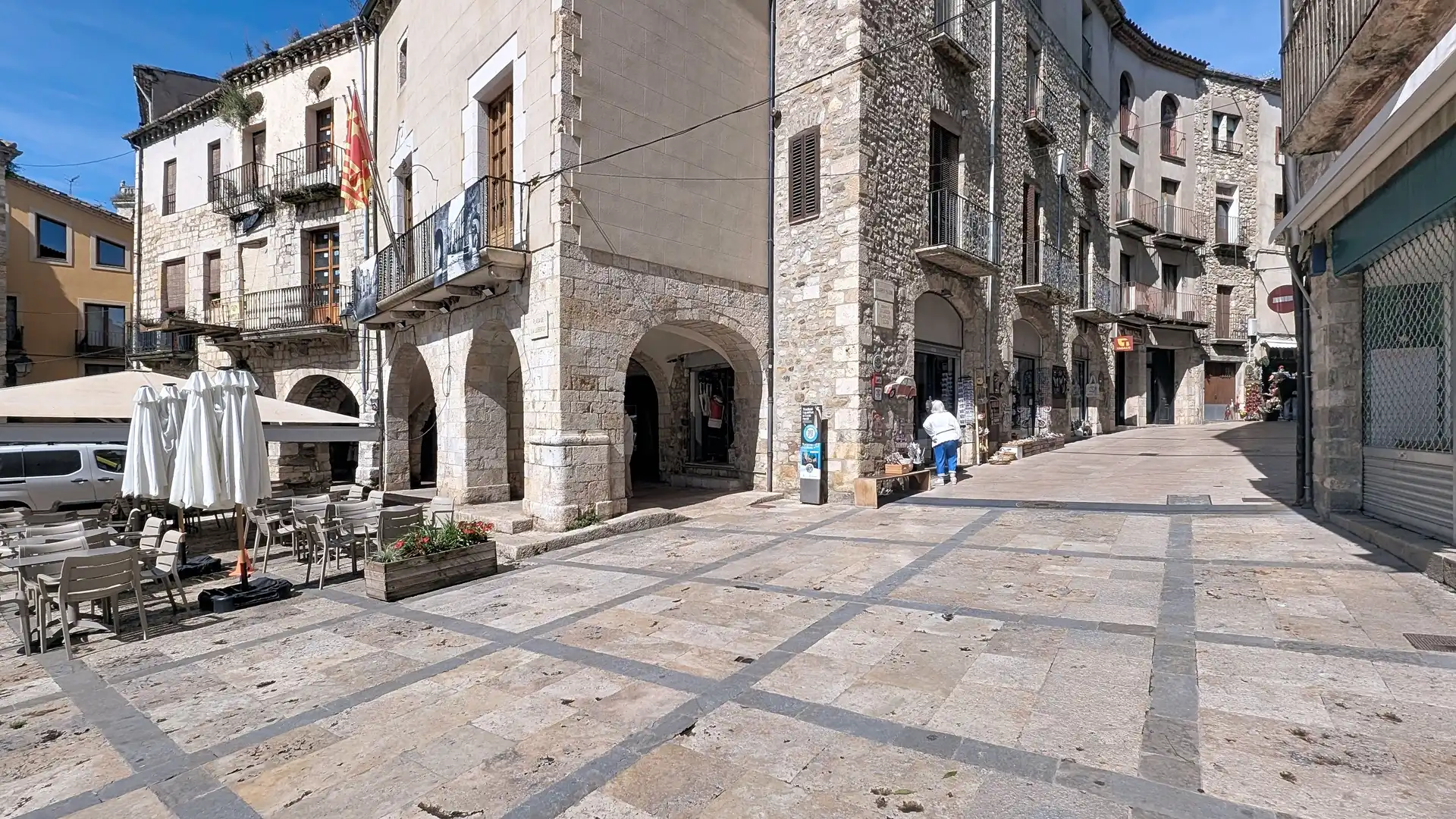 Vista exterior de Casa adosada en venda en Besalú amb Terrassa i Balcó