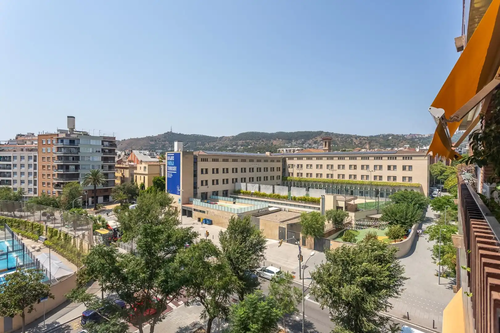 Vista exterior de Piso en venta en Barcelona con Calefacción, Parquet y Terraza