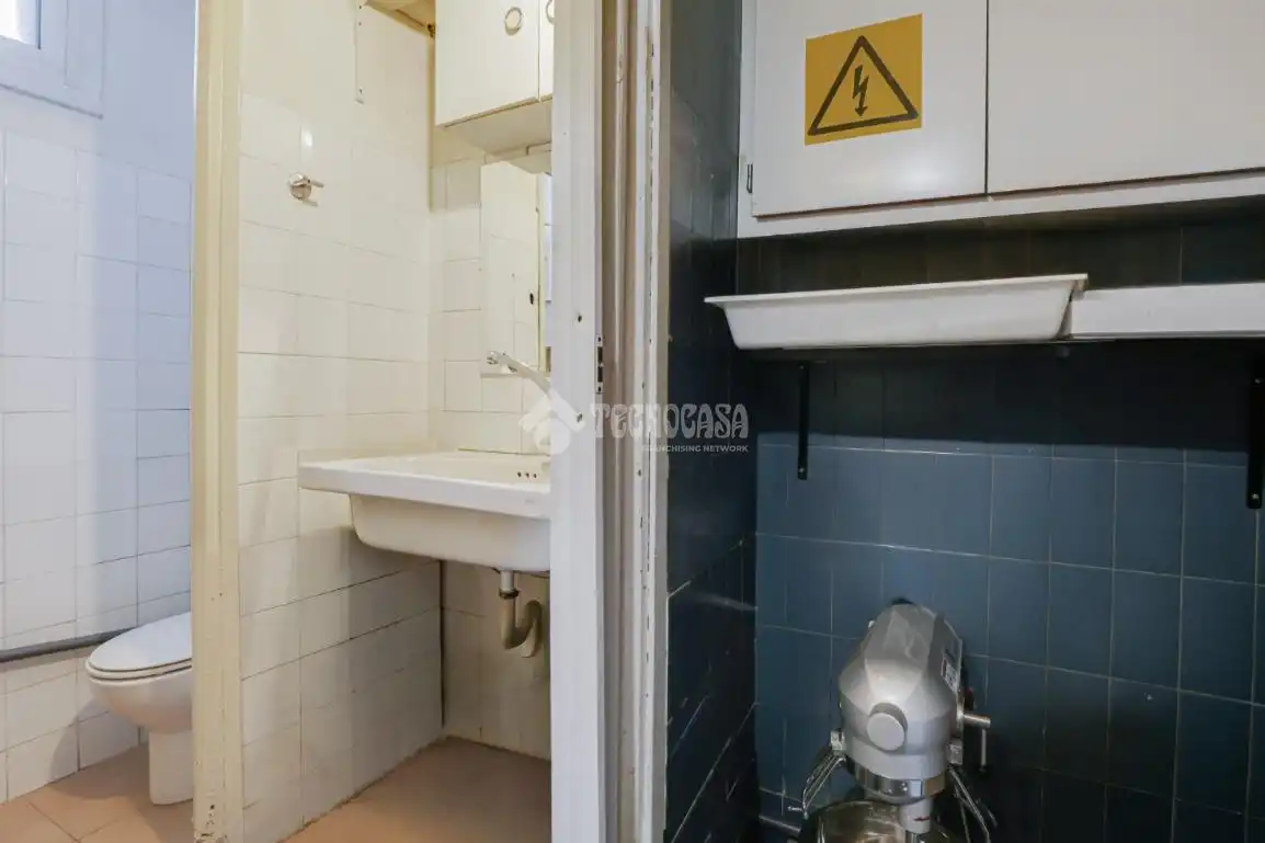 Bany de Local en venda en L'Hospitalet de Llobregat amb Aire condicionat