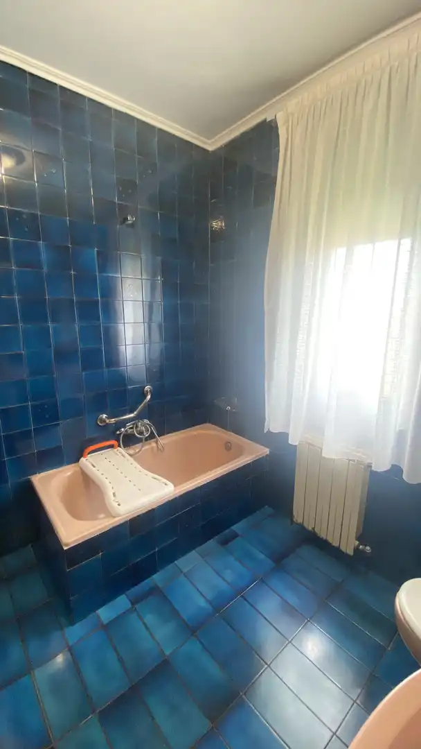 Badezimmer von Haus oder Chalet zum Verkauf in Polanco mit Heizung, Privatgarten und Parkett