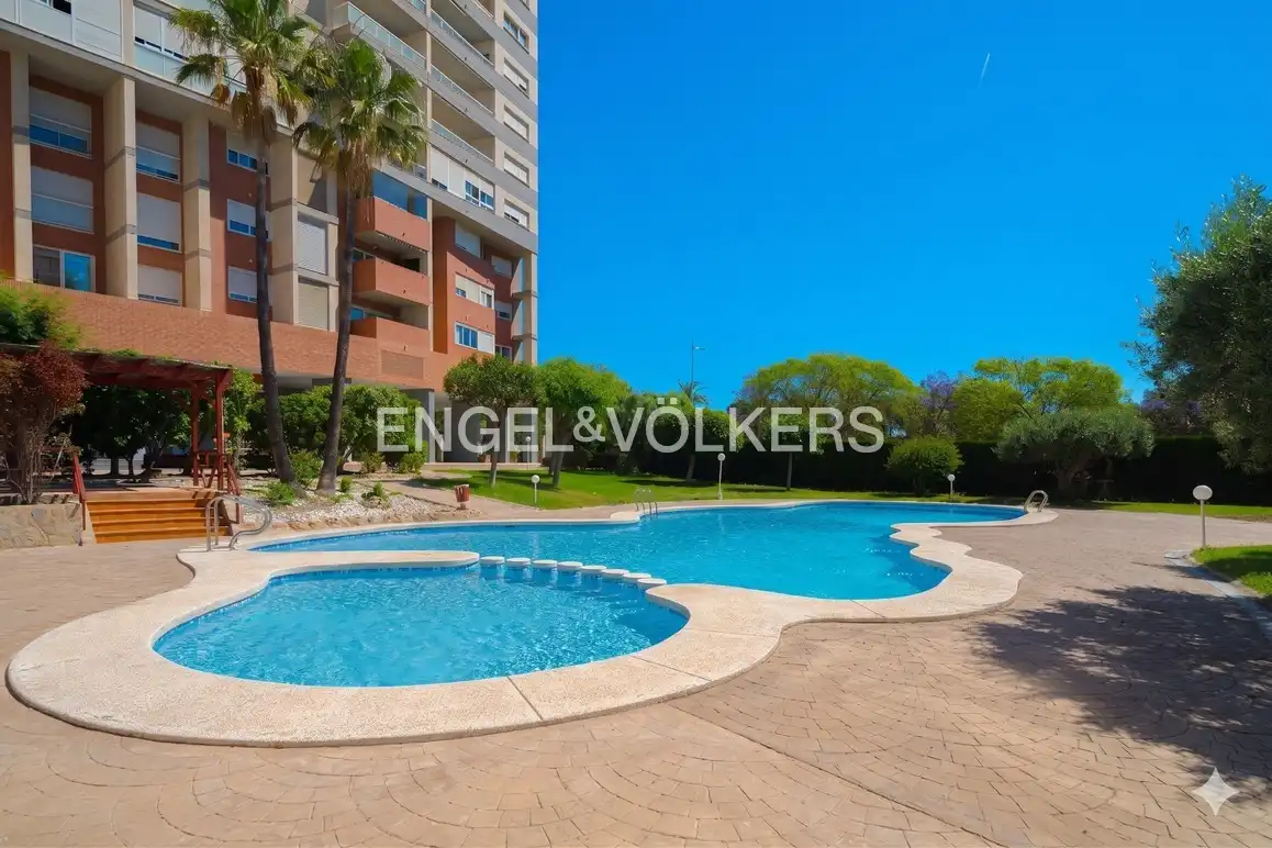 Piscina de Apartamento en venta en Benidorm con Aire acondicionado, Trastero y Amueblado
