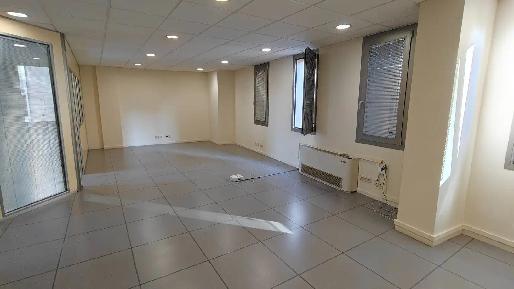Office space with lift to rent in Centre