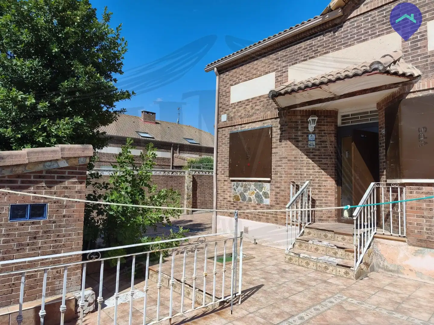 Vista exterior de Casa o chalet en venta en Villanueva de la Torre con Jardín privado, Trastero y Alarma