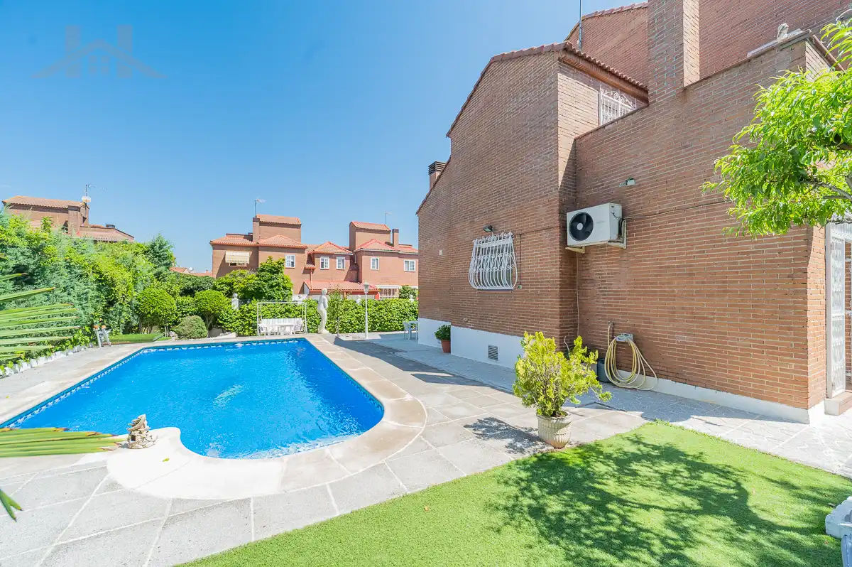 Swimming pool of Houses for sale in Arroyomolinos (Madrid)  with Air Conditioner, Heating and Private garden