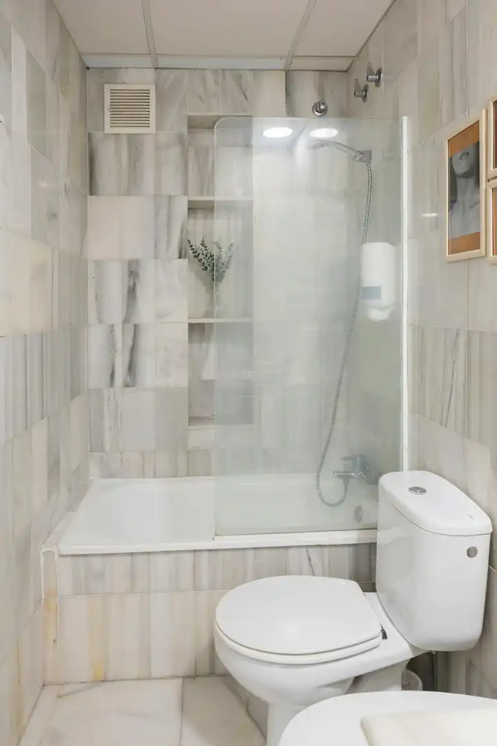 Bathroom of Flat for rent in Valencia  with Air Conditioner, Heating and Furnished