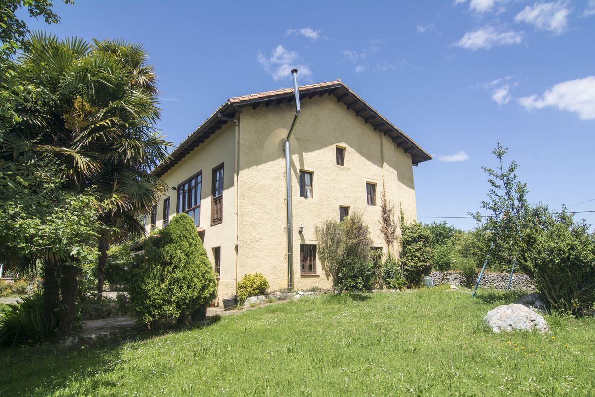 Vista exterior de Casa o xalet en venda en Llanes amb Calefacció i Jardí privat