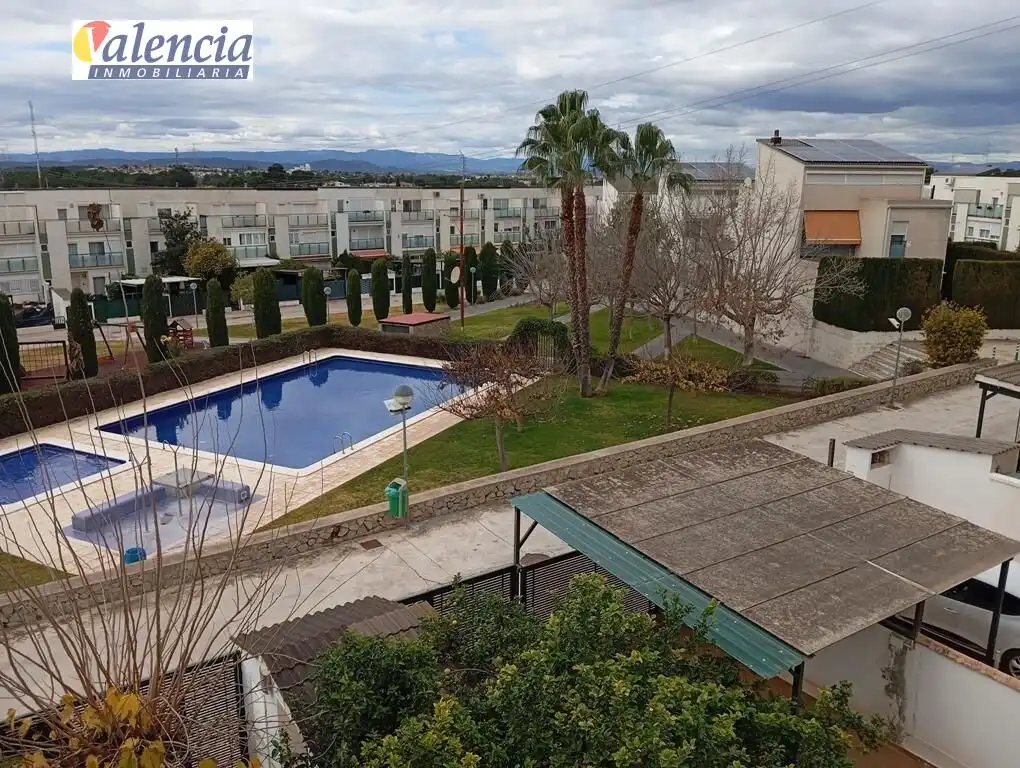 Vista exterior de Casa adosada en venda en Bétera amb Jardí privat, Terrassa i Balcó