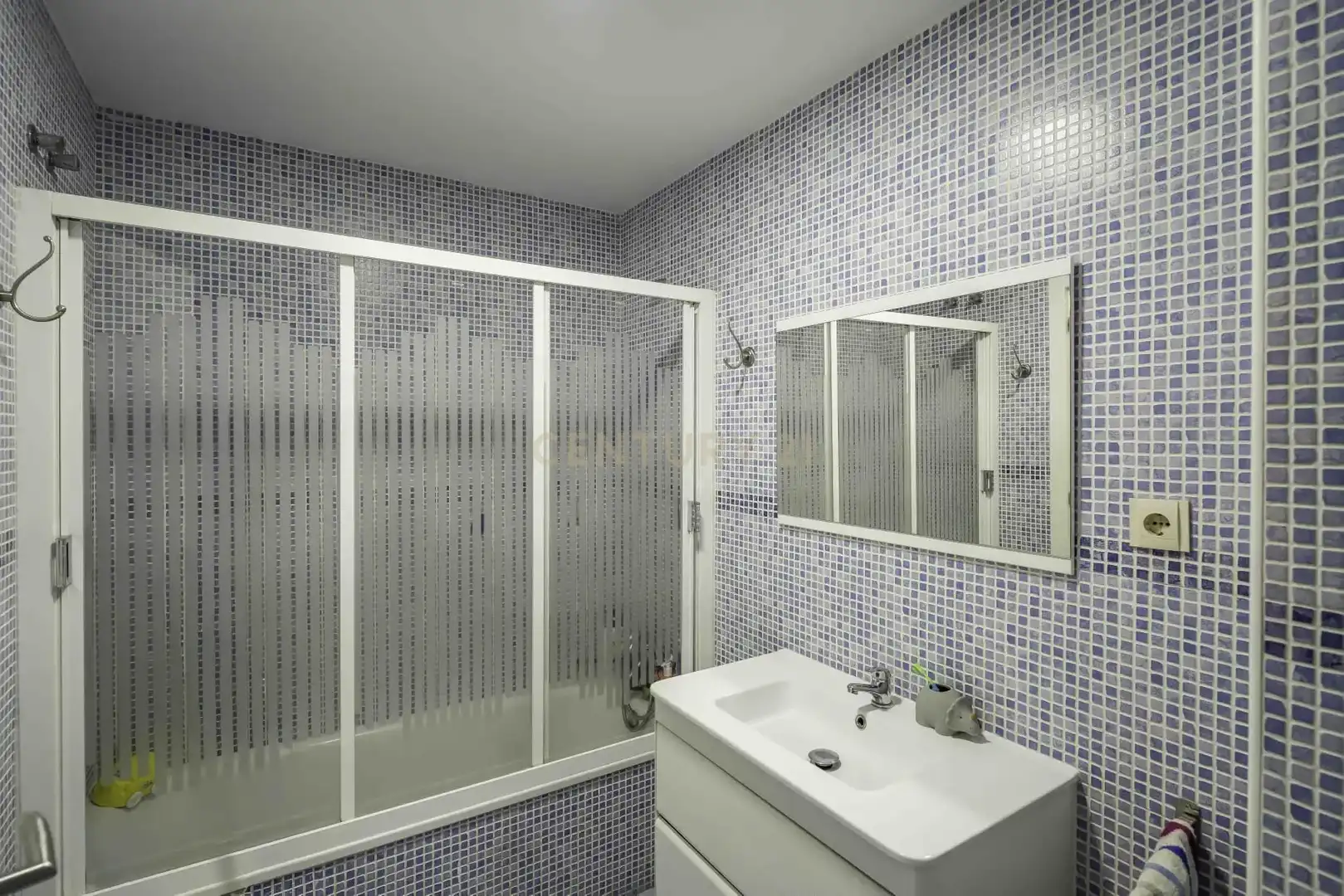 Bathroom of Flat for sale in Fuengirola  with Air Conditioner, Storage room and Swimming Pool