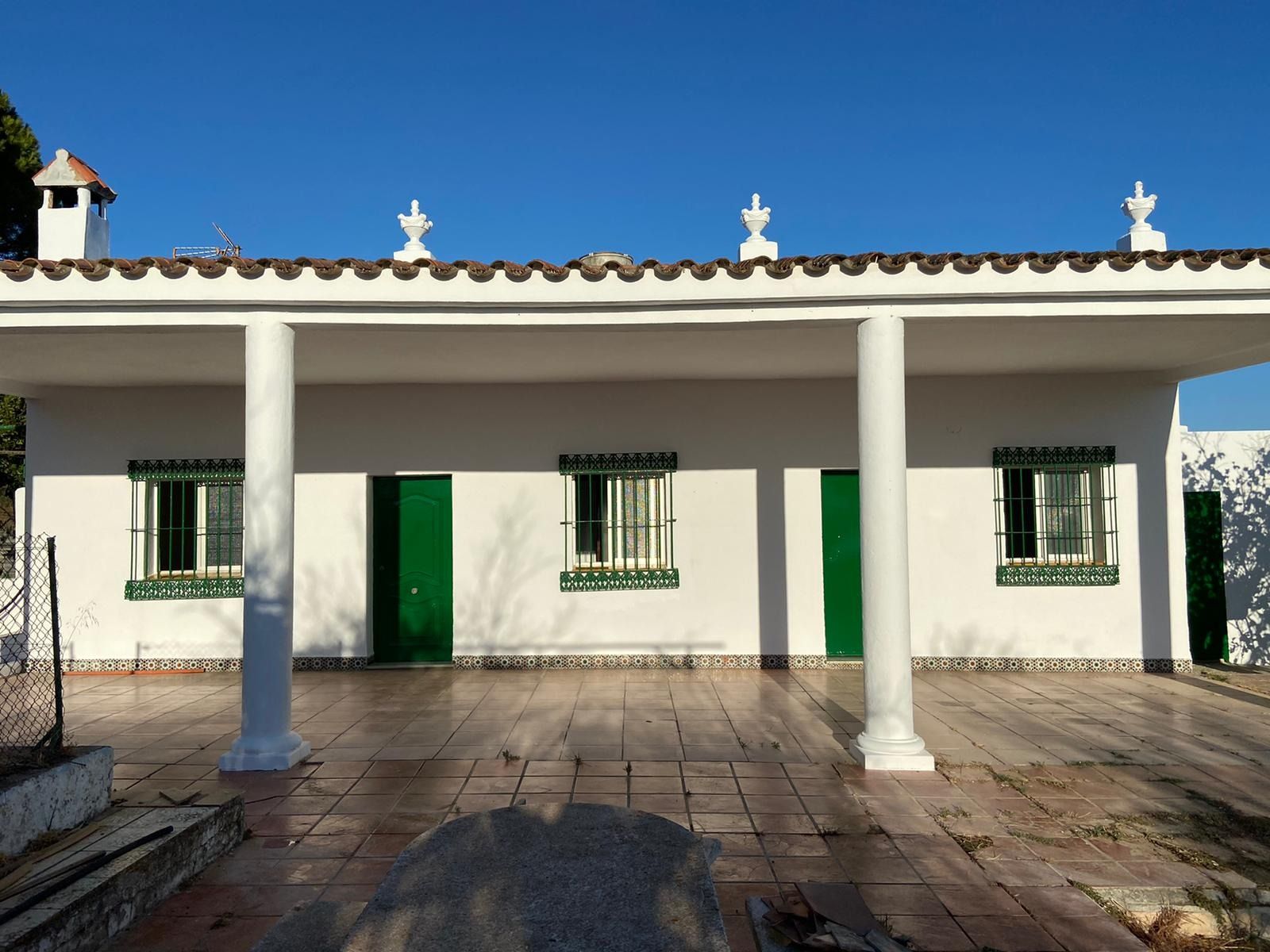 Vista exterior de Casa o xalet en venda en Chiclana de la Frontera amb Piscina