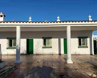 Vista exterior de Casa o xalet en venda en Chiclana de la Frontera amb Piscina