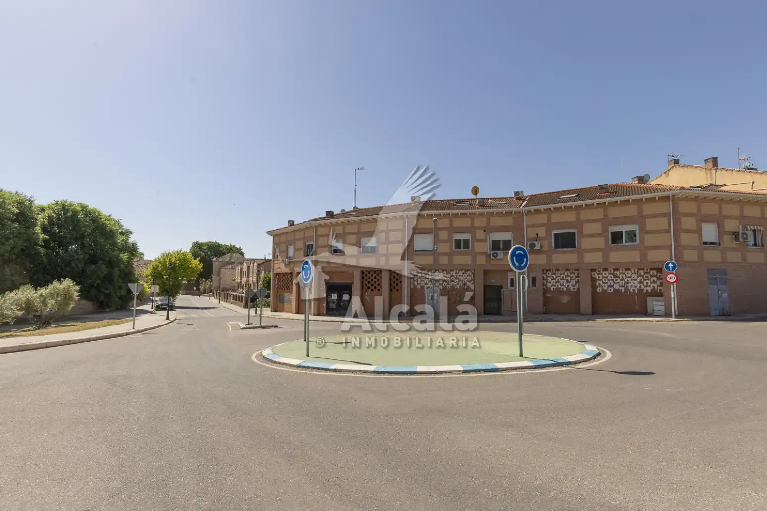 Vista exterior de Casa o xalet en venda en Villanueva de la Torre amb Calefacció i Jardí privat
