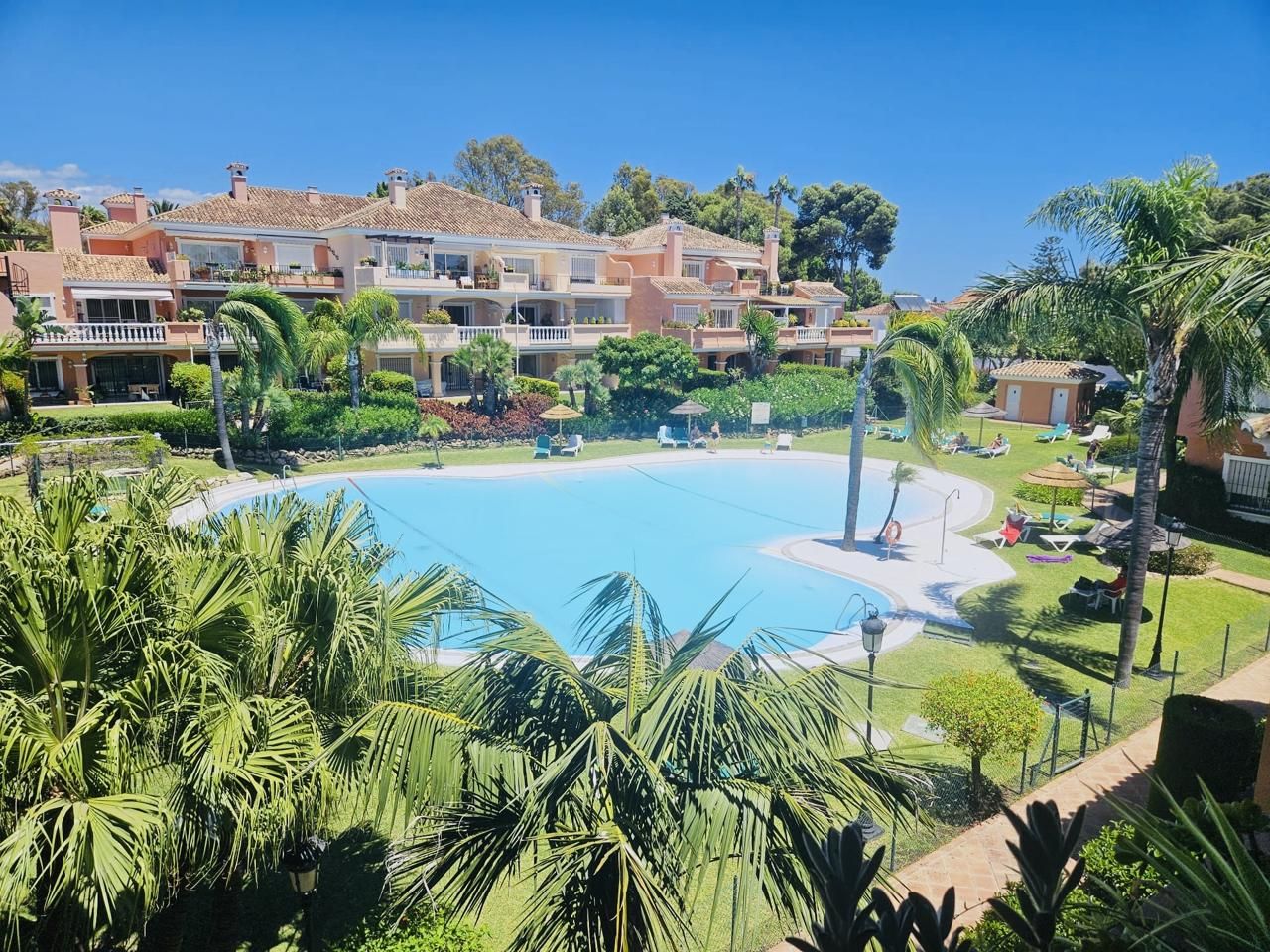 Vista exterior de Pis de lloguer en Estepona amb Aire condicionat, Parquet i Moblat