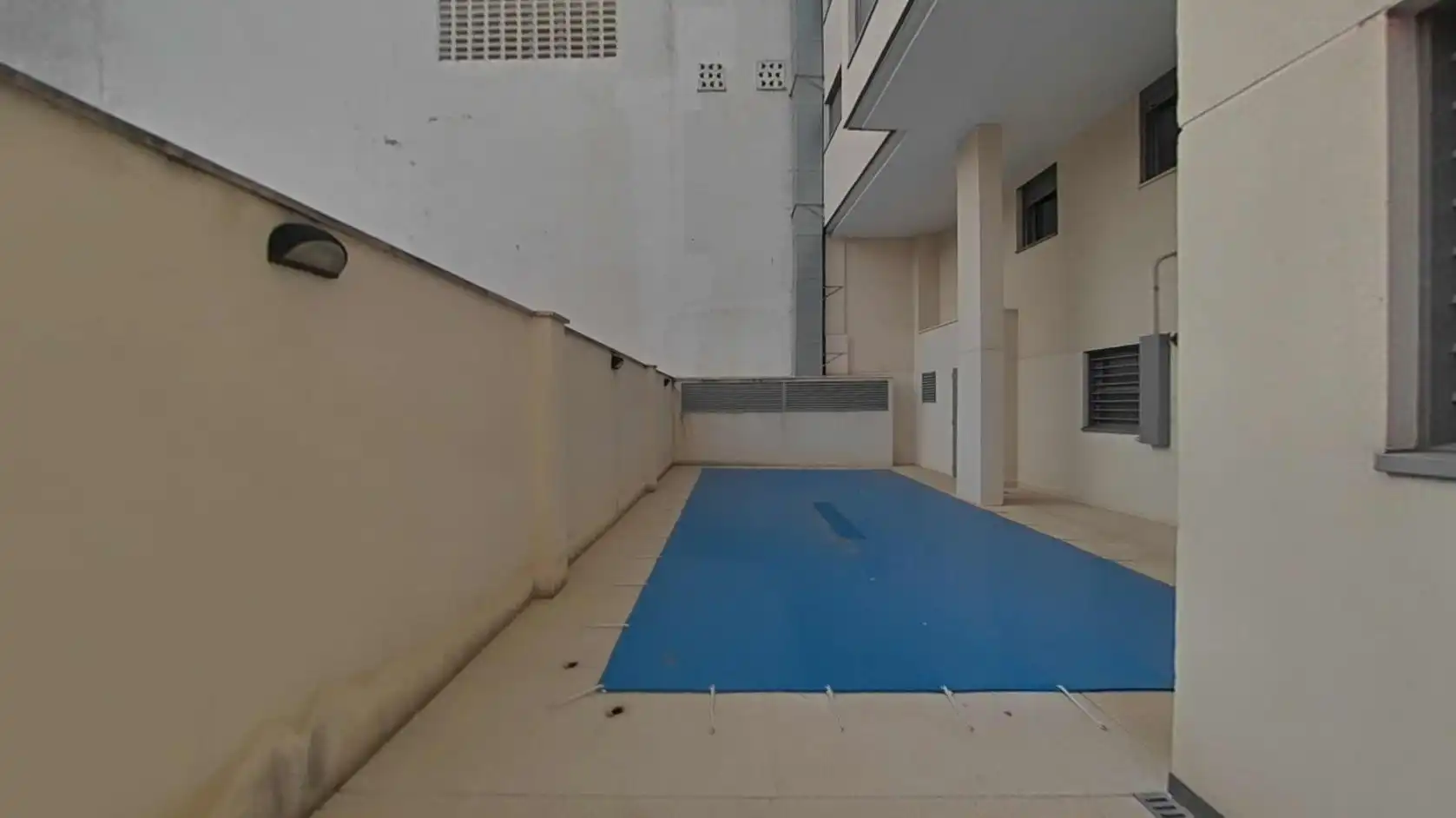 Swimming pool of Flat for sale in Madrid  with Air Conditioner, Heating and Storage room