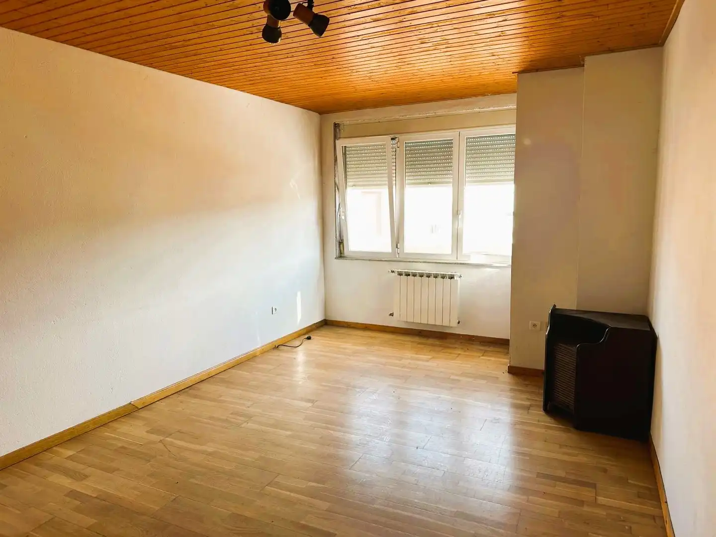Wohnzimmer von Country house zum Verkauf in Cuadros mit Heizung und Terrasse
