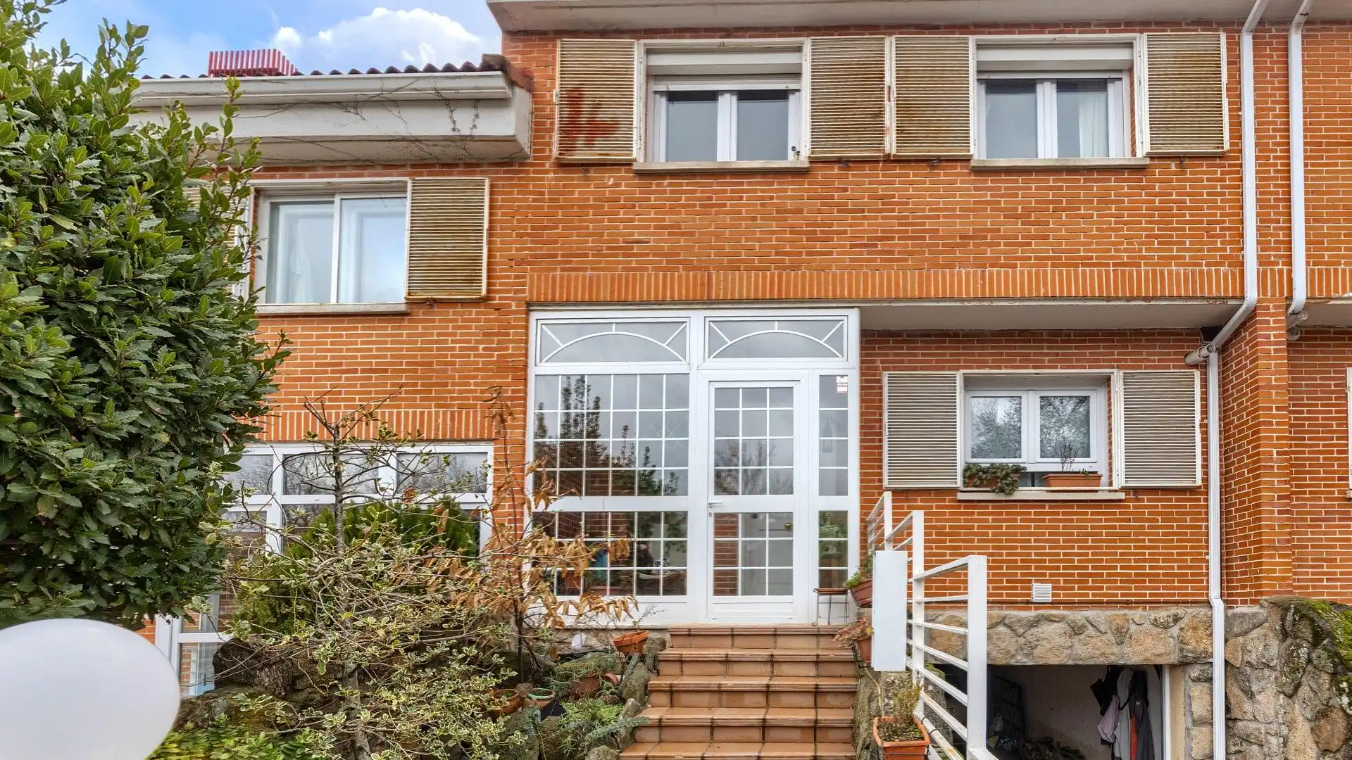 Vista exterior de Casa adosada en venta en San Lorenzo de El Escorial con Calefacción, Jardín privado y Trastero