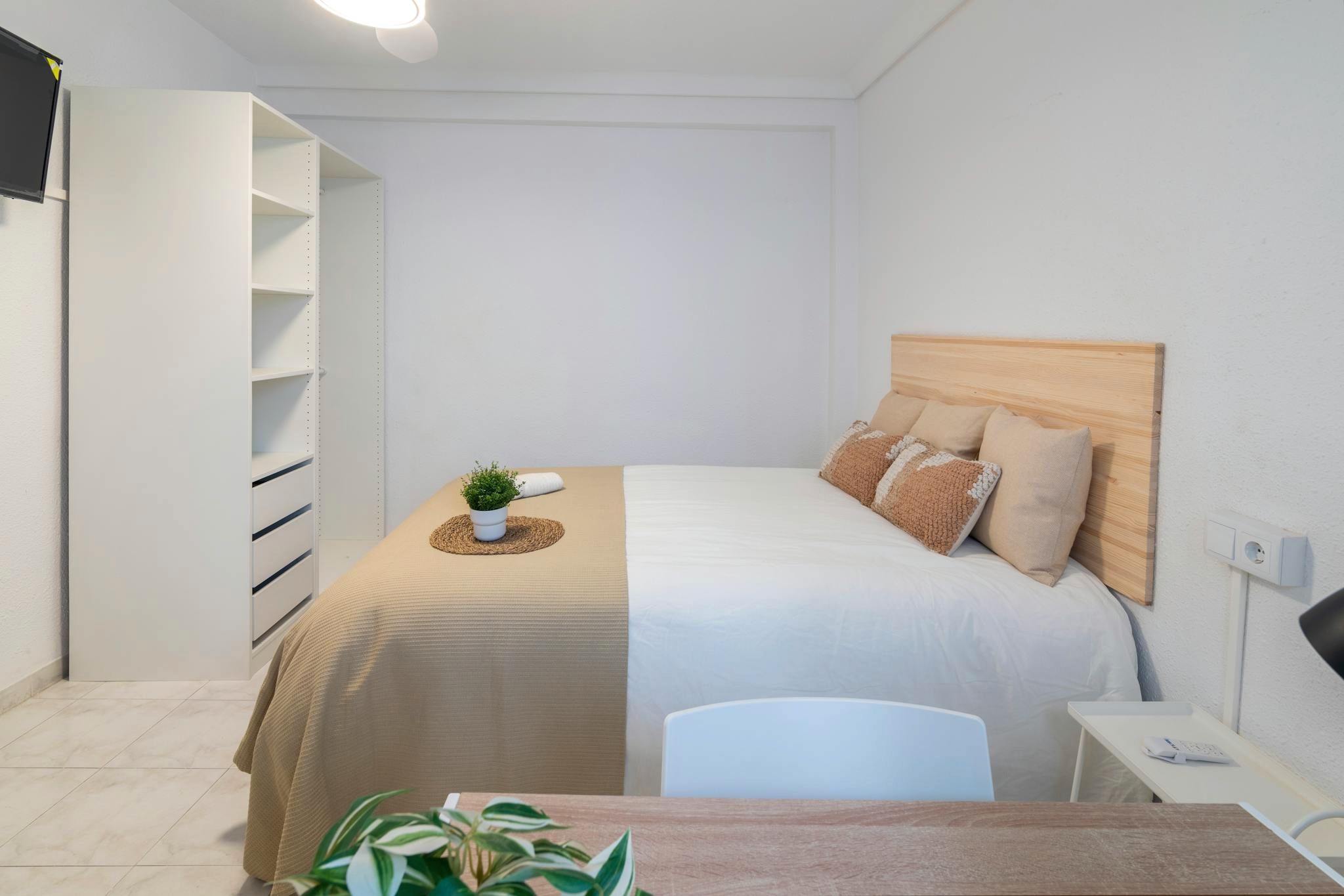 Bedroom of Flat to share in  Valencia Capital  with Furnished, Washing machine and TV