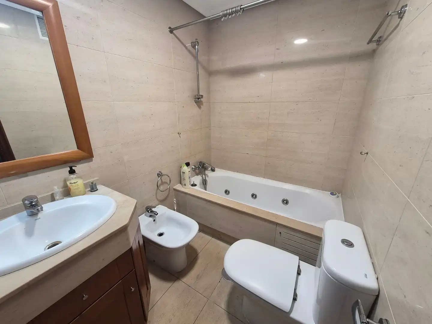 Baño de Piso de alquiler en Santiago de Compostela  con Parquet y Trastero
