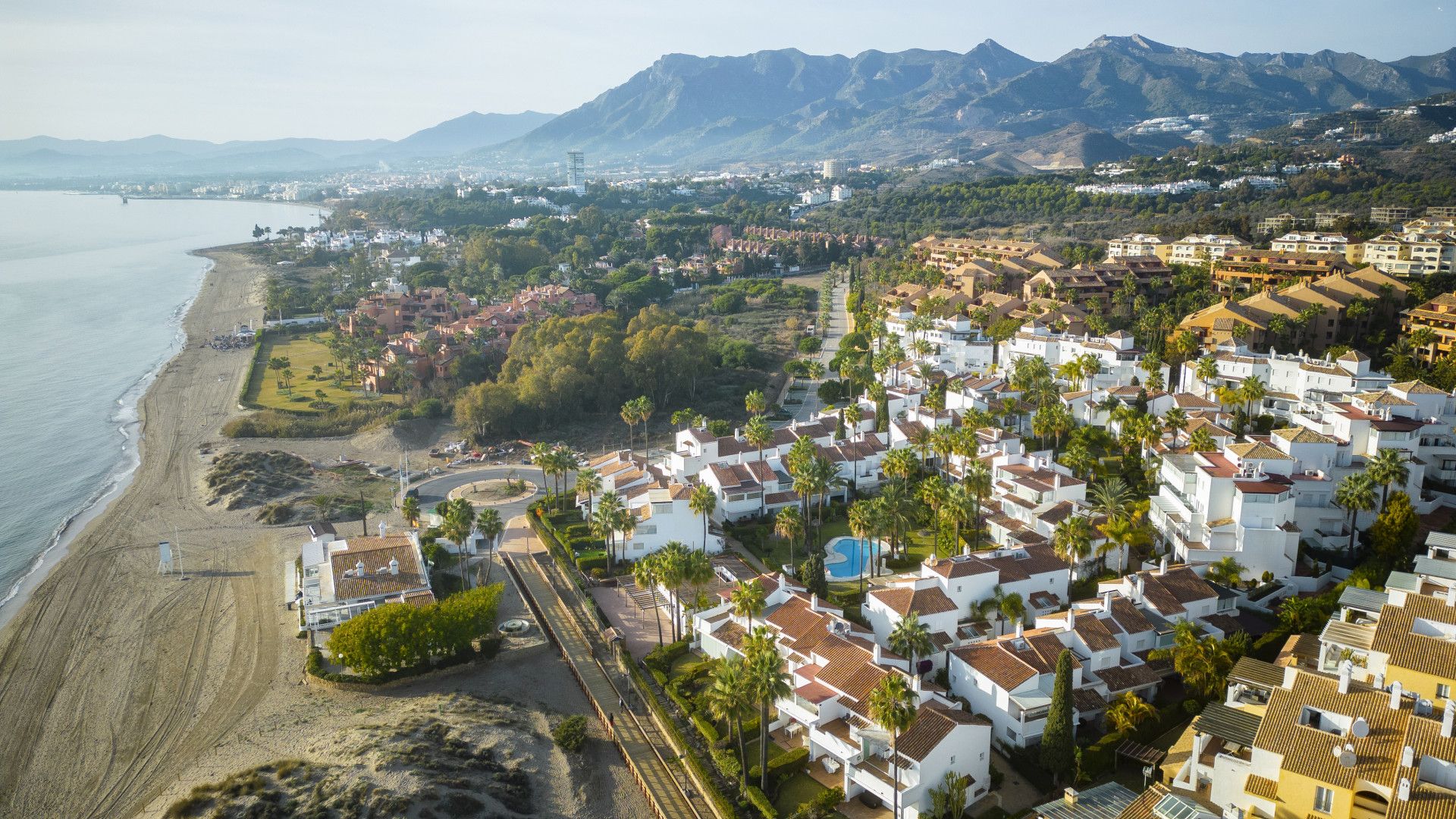 Vista exterior de Casa adosada en venda en Marbella amb Aire condicionat, Terrassa i Piscina
