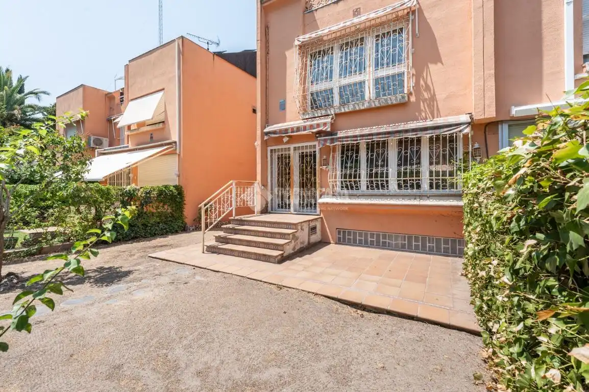 Vista exterior de Casa adosada en venda en Madrid amb Aire condicionat i Balcó