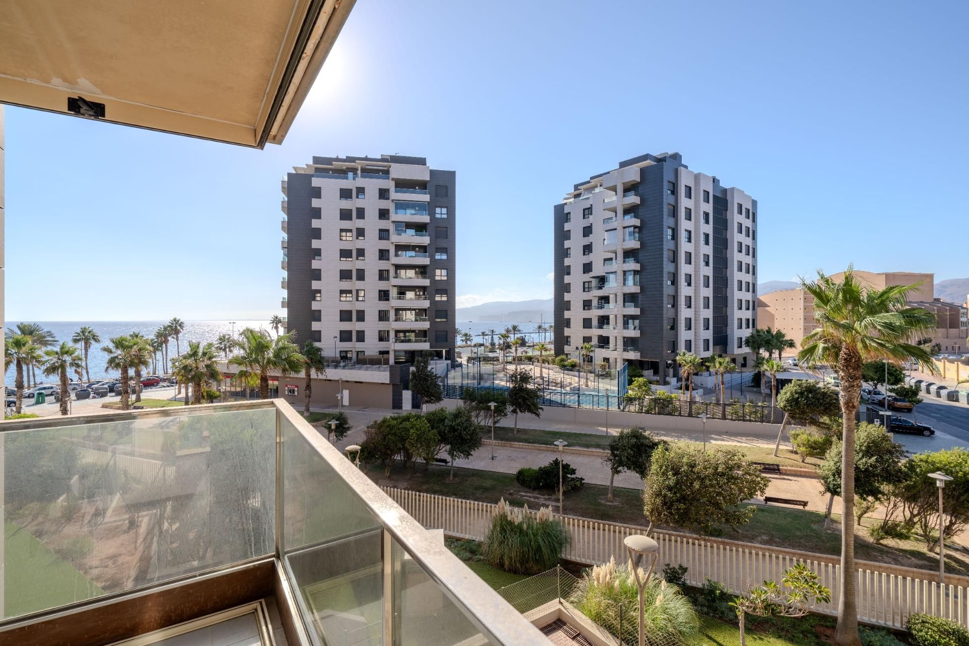 Vista exterior de Pis de lloguer en  Almería Capital amb Aire condicionat, Calefacció i Piscina comunitària