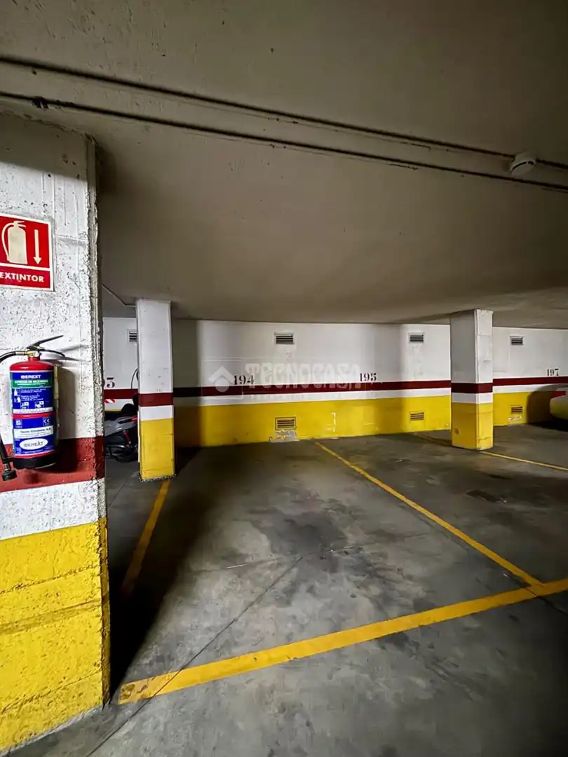 Parking de Piso en venta en Madrid con Aire acondicionado, Calefacción y Piscina comunitaria
