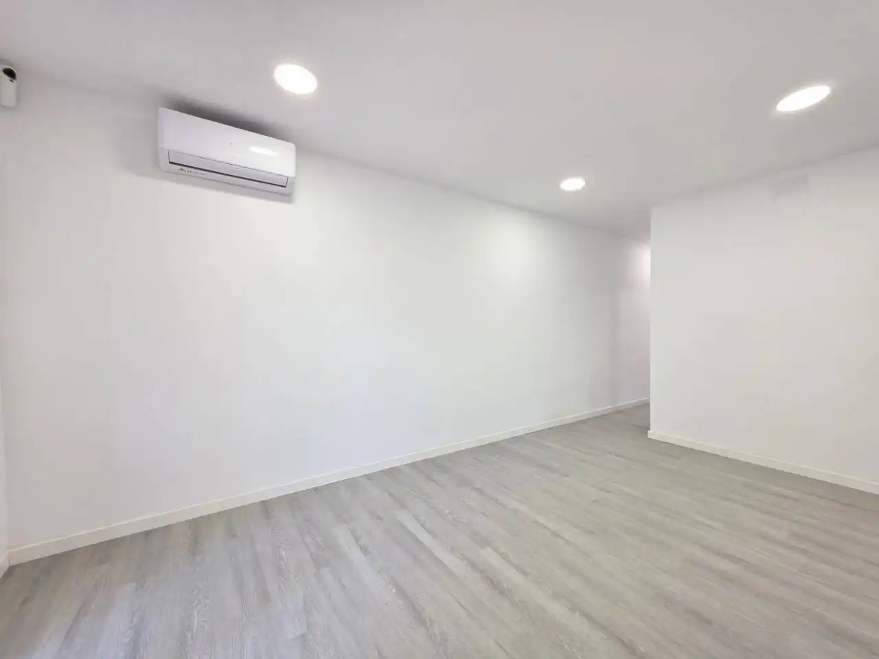 Wohnung zum Verkauf in Barcelona mit Klimaanlage, Parkett und Terrasse