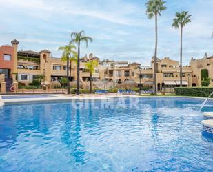 Vista exterior de Planta baixa en venda en Estepona amb Aire condicionat i Piscina comunitària