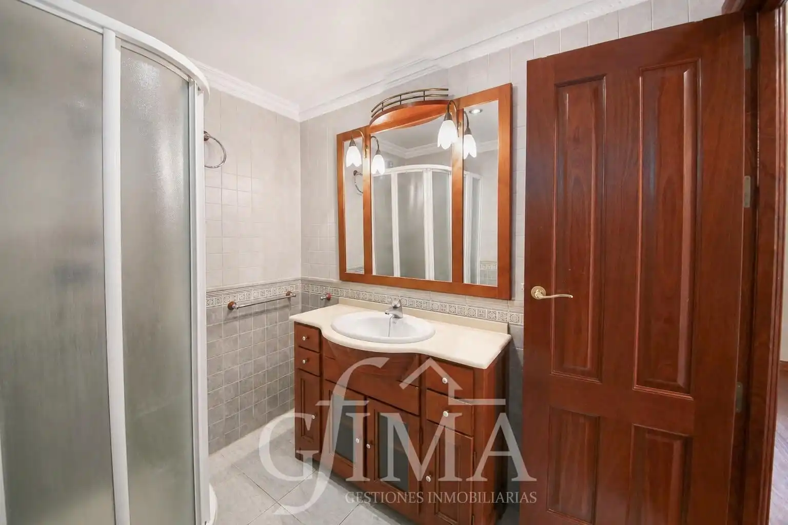 Baño de Piso en venta en Tomelloso con Calefacción