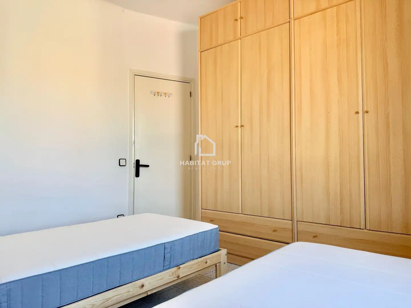 Habitación de Casa adosada en venta en Manlleu con Calefacción, Jardín privado y Terraza
