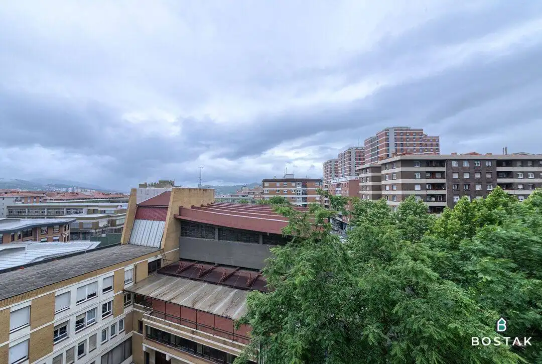 Vista exterior de Pis en venda en Bilbao  amb Calefacció, Traster i Balcó