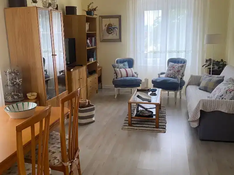 Wohnzimmer von Wohnungen zur Miete in Ribamontán al Mar mit Privatgarten, Parkett und Möbliert
