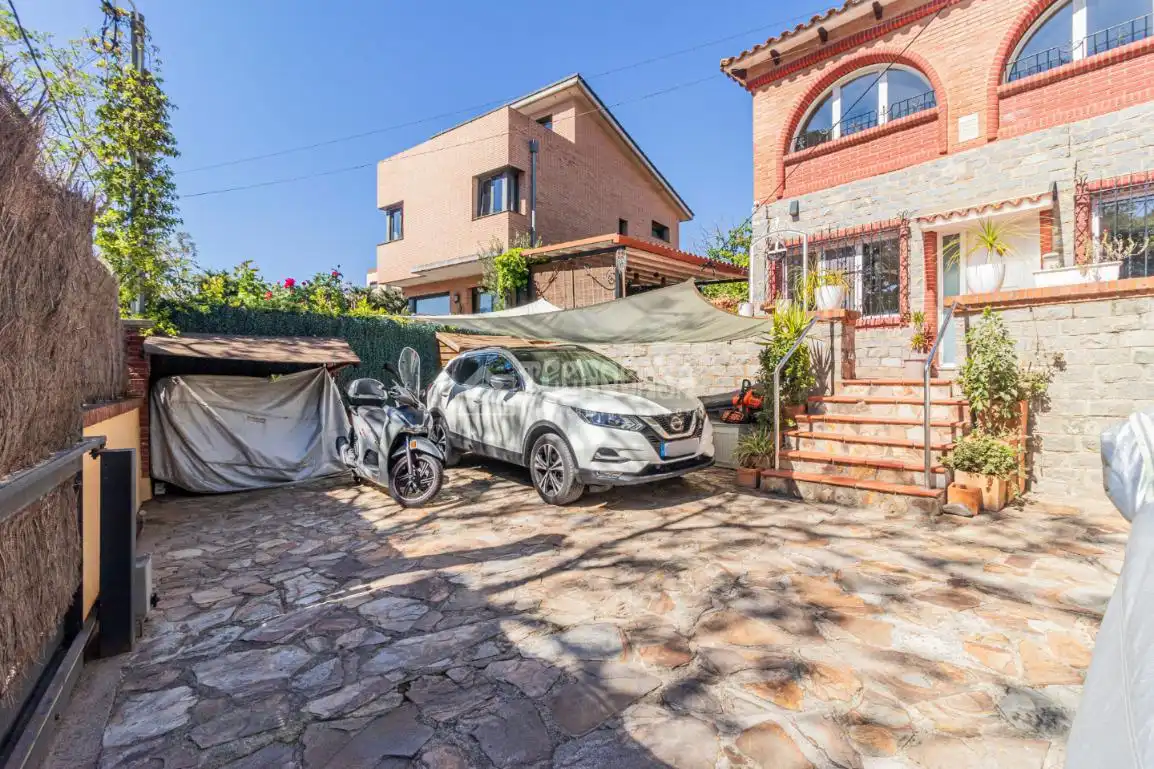 Vista exterior de Casa o chalet en venta en Sant Cugat del Vallès con Aire acondicionado, Calefacción y Trastero