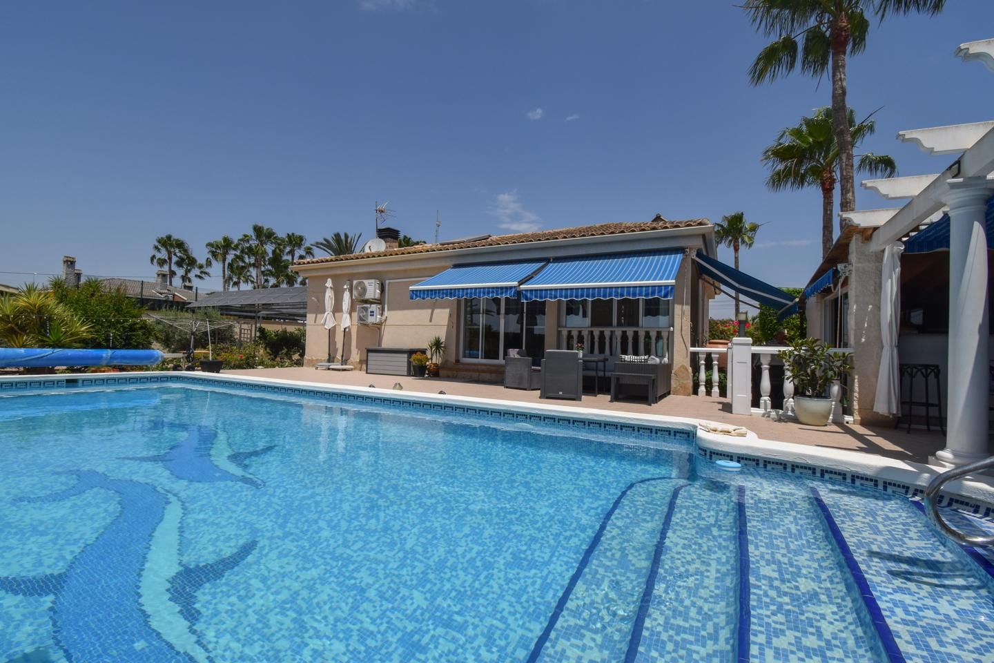 Swimming pool of House or chalet for sale in Elche / Elx  with Air Conditioner, Heating and Private garden