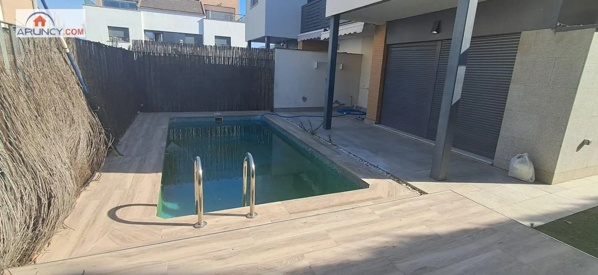 Piscina de Casa adosada en venda en Espartinas amb Aire condicionat, Calefacció i Jardí privat
