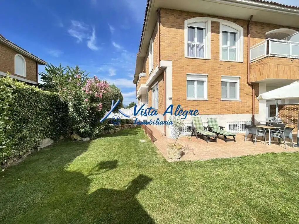 Außenansicht von Einfamilien-Reihenhaus zum Verkauf in Zarratón mit Heizung, Privatgarten und Parkett