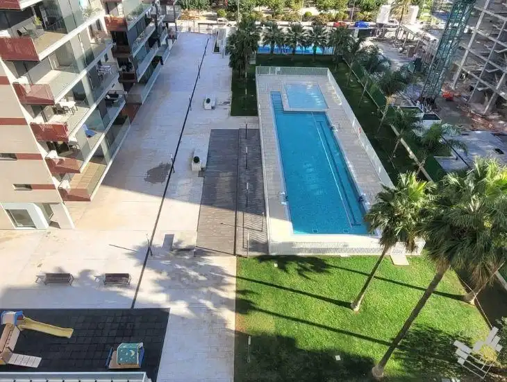 Schwimmbecken von Wohnungen zum Verkauf in Casco Urbano