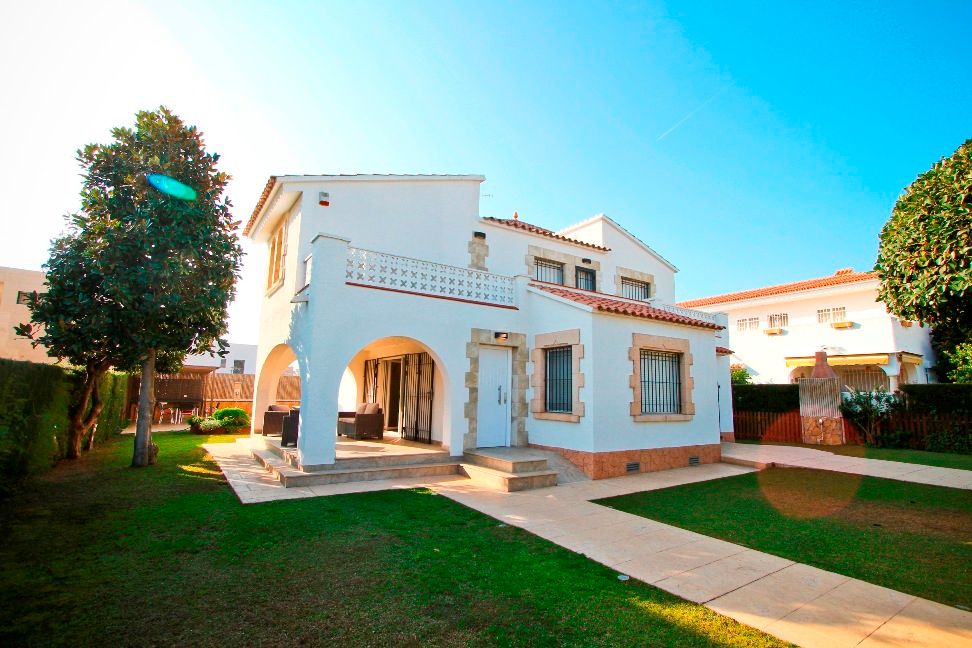 Vista exterior de Casa o xalet en venda en Cambrils amb Aire condicionat, Calefacció i Jardí privat