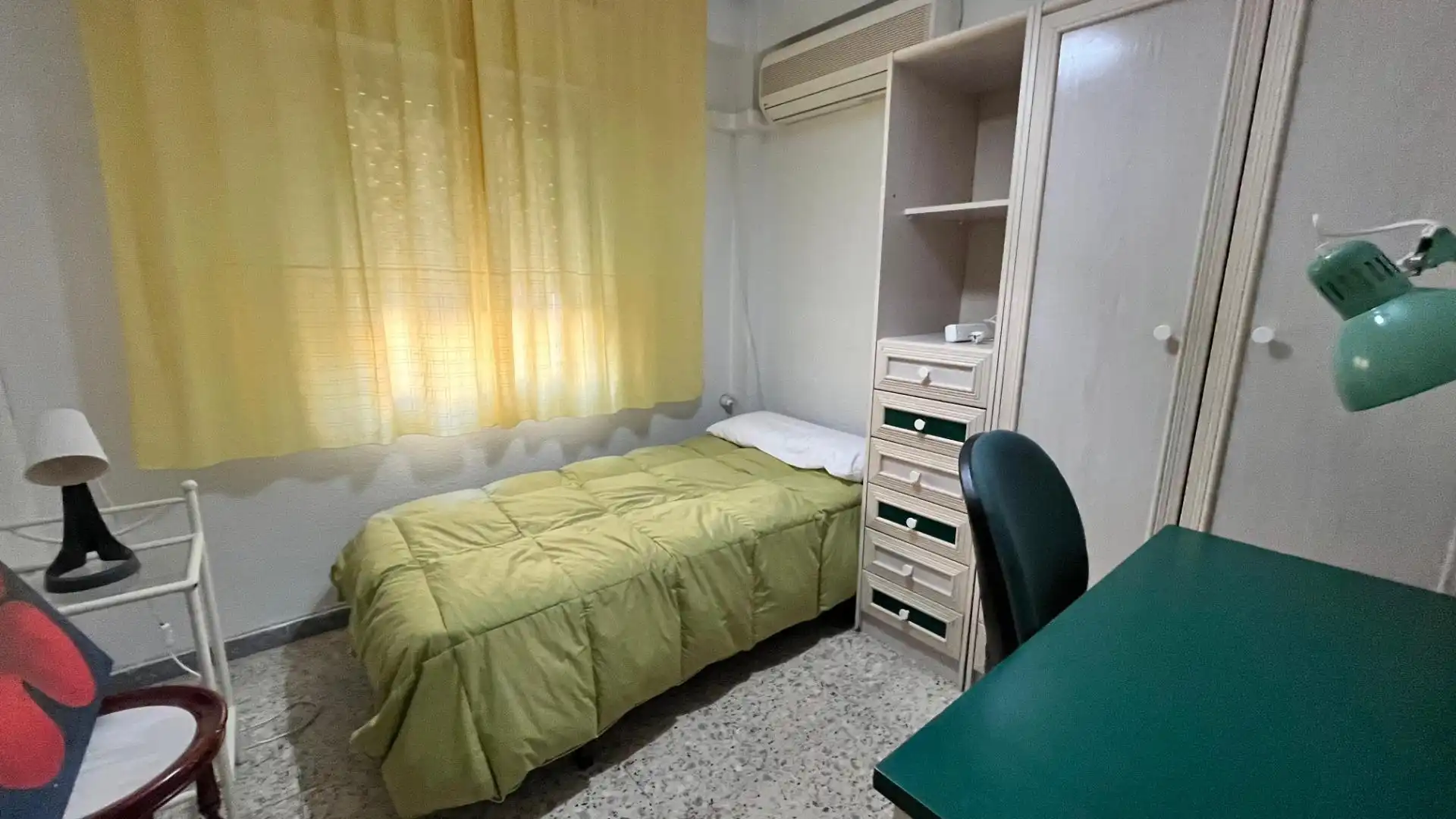 Dormitori de Pis en venda en Sevilla amb Aire condicionat, Terrassa i Moblat