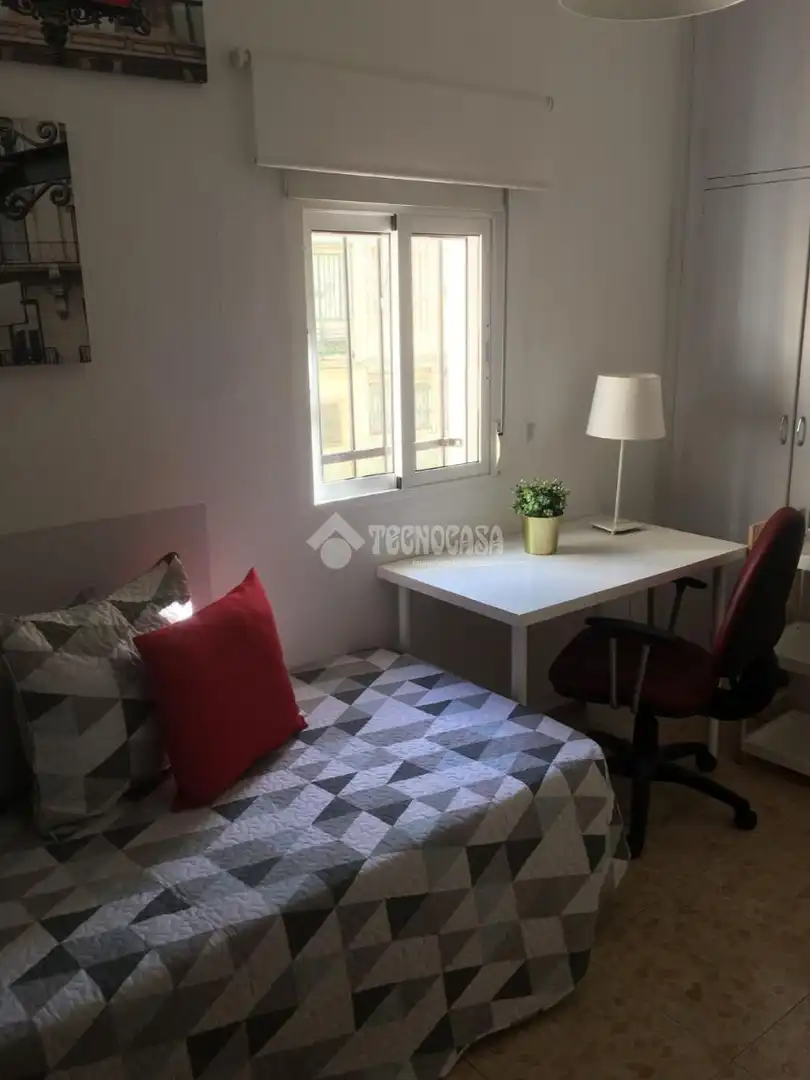 Bedroom of Flat for sale in Sevilla  with Air Conditioner and Balcony