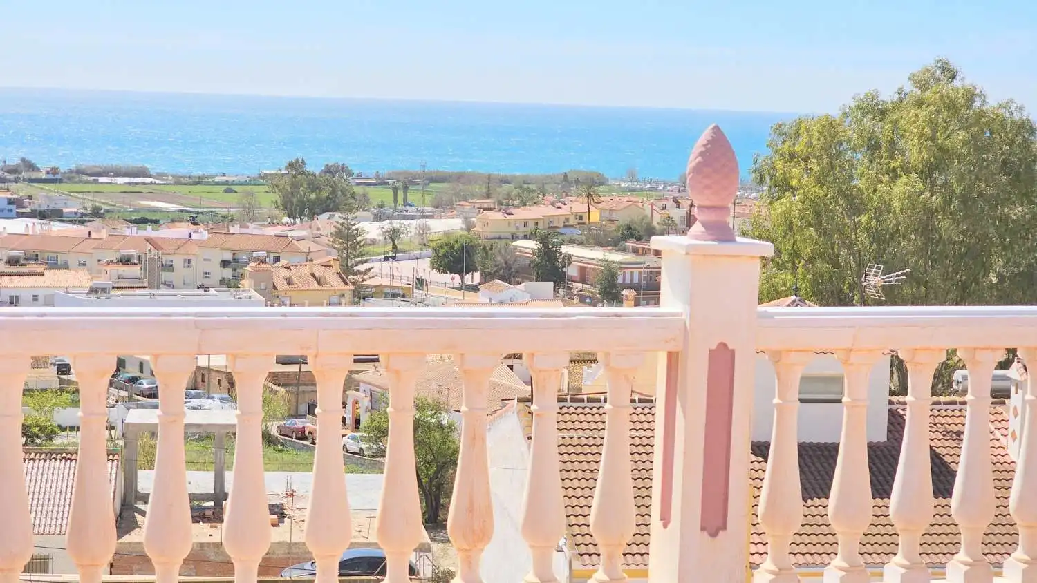 Vista exterior de Casa adosada en venda en Vélez-Málaga amb Terrassa, Traster i Moblat