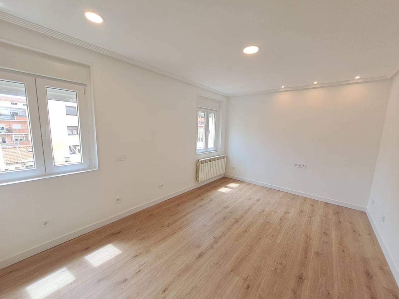 Living room of Flat for sale in Burgos Capital  with Heating, Parquet flooring and Balcony