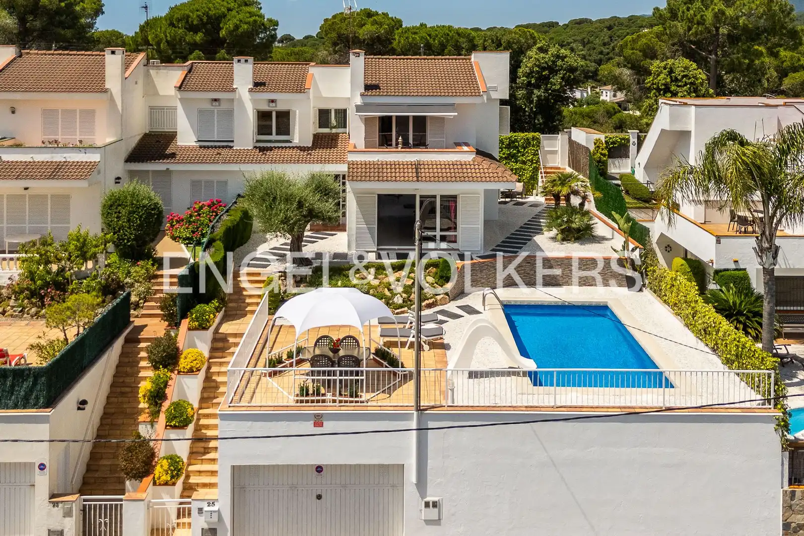 Vista exterior de Casa adosada en venda en Sant Pol de Mar amb Calefacció, Jardí privat i Traster